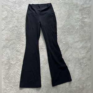 TnAction
TNABUTTER™ CHEEKY FLARE HI-RISE LEGGING